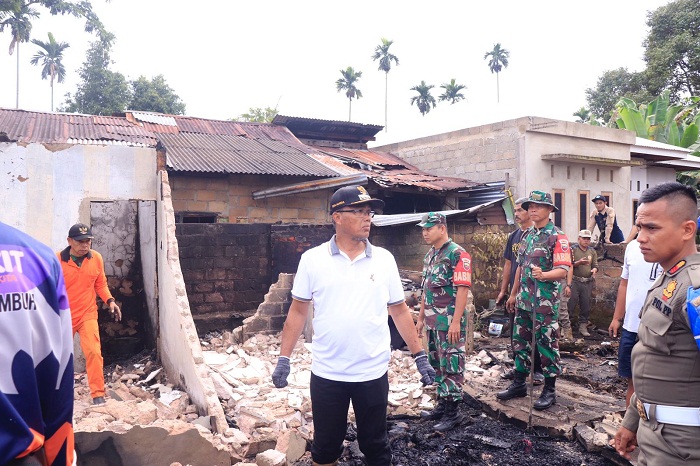 PJ Wali Kota dan Masyarakat Bersihkan Puing Kebakaran di Tanjung Pauh