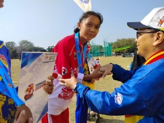 POPNAS XVI: Wilna Selvi, Pelari Putri Kota Solok Sumbang Dua Emas untuk Kontingan Sumbar