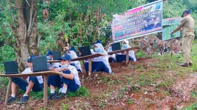 Viral Siswa di Tigo Lurah Kabupaten Solok Harus Ujian di Pinggir Bukit Demi Akses Internet untuk ANBK