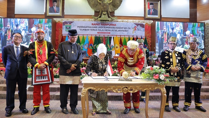 Ketua DPRD Sumbar dan Perpusnas RI tandatangani kerjasama (foto: Humas DPRD Sumbar)