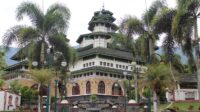 Masjid Raya Bayur, Perpaduan Arsitektur Islami dan Pagoda di Tepi Danau Maninjau (Foto : Wikipedia Indonesia)