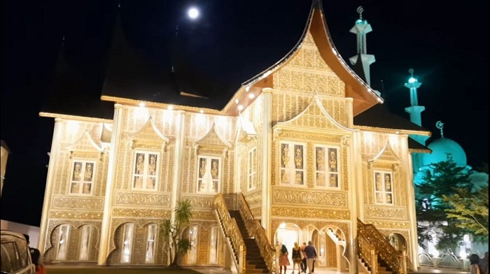 Dilapisi Emas, Inilah Keanggunan Rumah Gadang Baiturrahmah Padang. (Foto : Youtube Maqam Surga Channel)