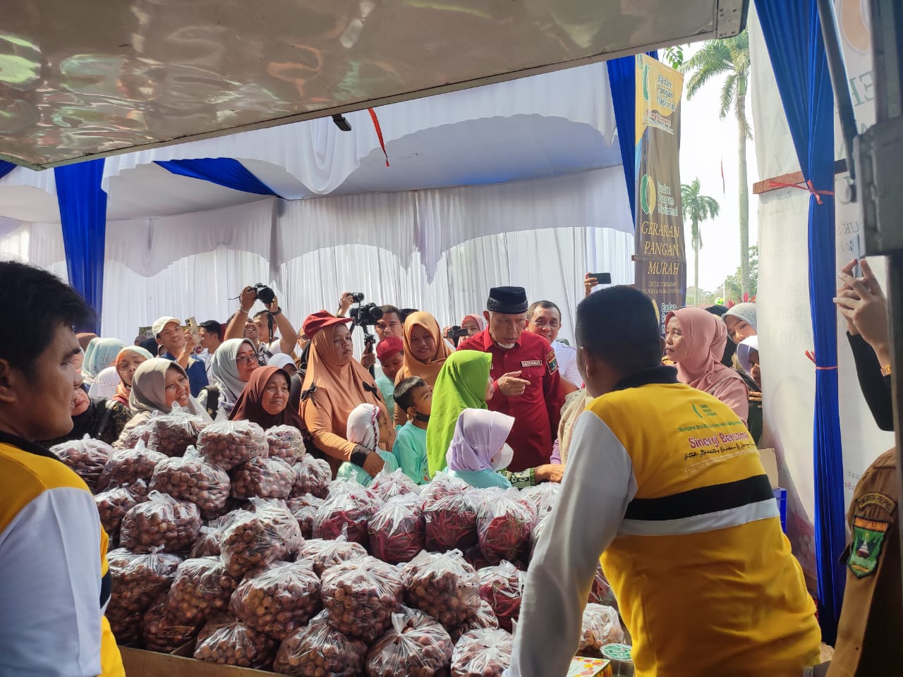Bazar Gerakan Pangan Murah, Antusiasme Ibu-ibu Meledak Di Kantor Gubernur Sumbar. (Foto : Topsumbar.co.id)