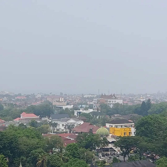 Kota Padang dalam Siaga, ISPU Melebihi 100, Pemerintah Imbau Warga Gunakan Masker.(Foto : Vinolia)