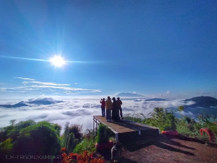 Terbang Tinggi di Antara Gunung, Eksplorasi Keindahan Negeri di Atas Awan Puncak Data, Sumatera Barat. (Foto : Dok. Istimewa)