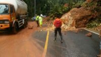 Jalan Sumbar-Riau Buka Lagi Setelah Longsor, Waspada! Tetap Buka Tutup karena Cuaca. (Foto : Dok. Istimewa)