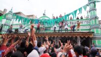 Sensasi Luar Biasa Serak Gulo, Rahasia 4 Ton Gula Dilempar dari Atap Masjid, Bikin Warga Berebut Kegirangan! (Foto : Dok. Istimewa)