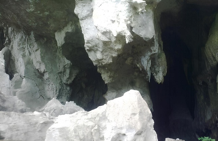 Serunya Petualangan di Gua Cigak, Pendakian Ekstrem dan Pesona Air Terjun yang Memikat! (Foto : Dok. Istimewa)