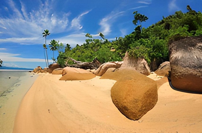 Pesona Pantai Batu Kalang Sumatera Barat, Batu Granit Menjadi Ikon Keindahan Alam yang Memukau. (Foto : Dok. Istimewa)