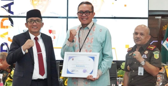 Pemko Padang bersama dengan Kejari Padang memberikan penghargaan kepada stakeholder yang telah membantu dan mendukung pelaksanaan Operasi Pasar Murah di 11 kecamatan se-Kota Padang. (Dok. Kominfo)