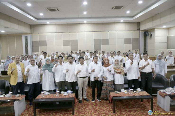Rektor UNP Dorong Tenaga Kependidikan Agar Terus Bersinergi, Berinovasi, Berkolaborasi dan Mengembangkan Kompetensi.(Dok:Dok. Istimewa)