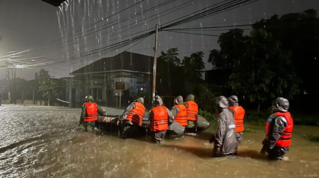 Sigap! Tim SAR Brimob Bantu Warga Terdampak Banjir di Tunggul Hitam Padang. (Foto : Dok. Istimewa)