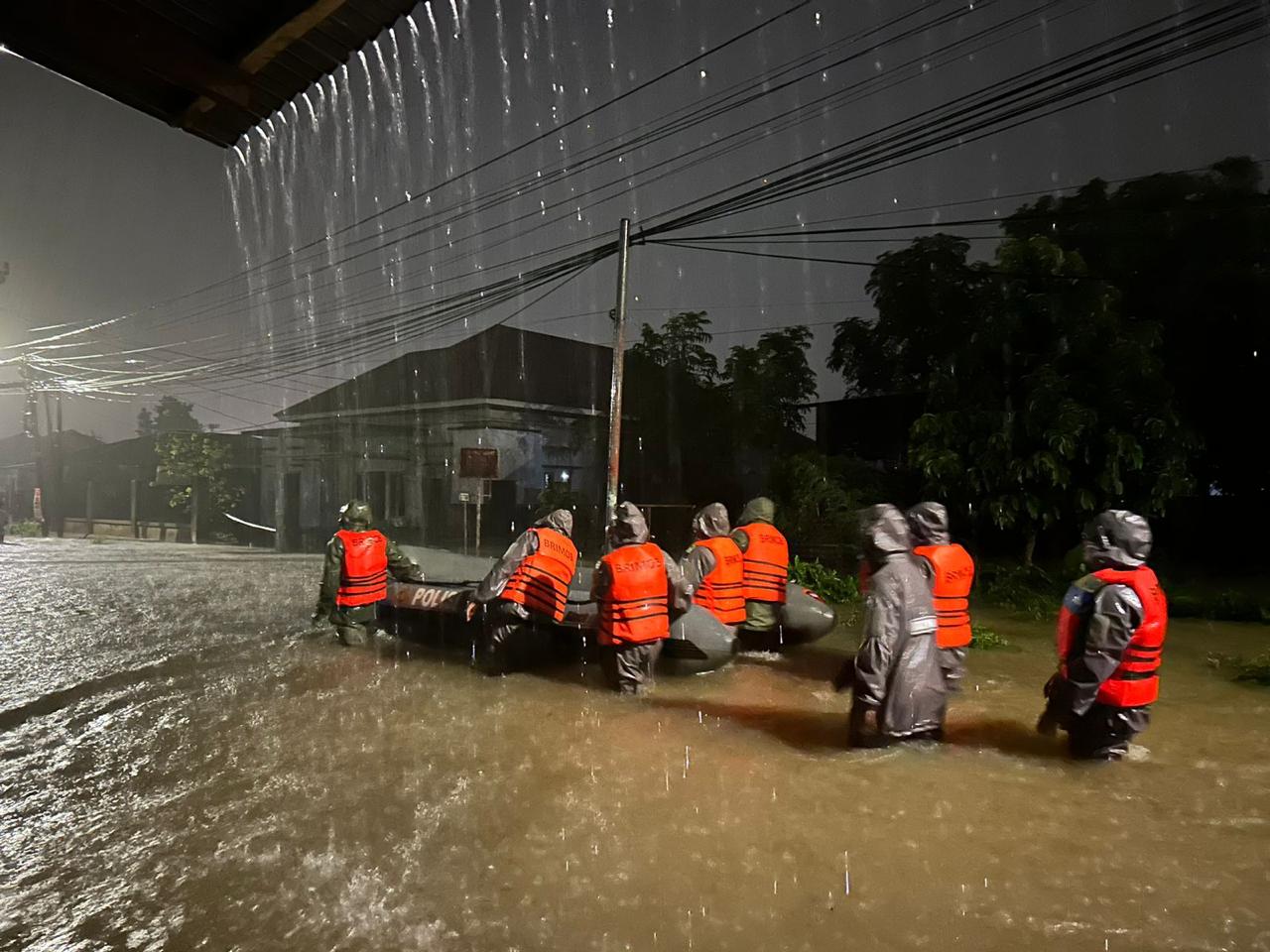 Sigap! Tim SAR Brimob Bantu Warga Terdampak Banjir di Tunggul Hitam Padang. (Foto : Dok. Istimewa)