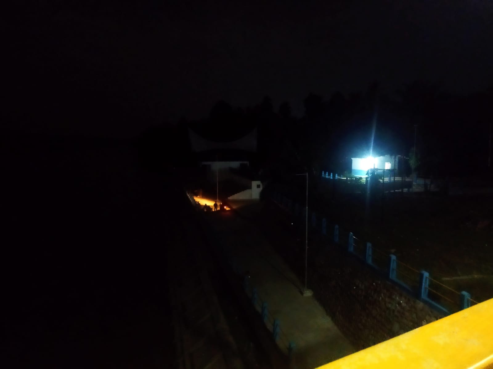 Tribun Batanghari Sungai Dareh Gelap, Sejumlah Pengunjung Setia Nongkrong Nikmati Pesona dan Suasana Malam Arus Sungai. (Foto: Dok.Istimewa)