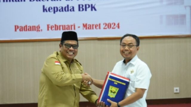 Targetkan WTP Ke-11, Bupati Suhatri Bur Serahkan LKPD Kabupaten Padang Pariaman Tahun 2023. (Foto: Dok.Istimewa)