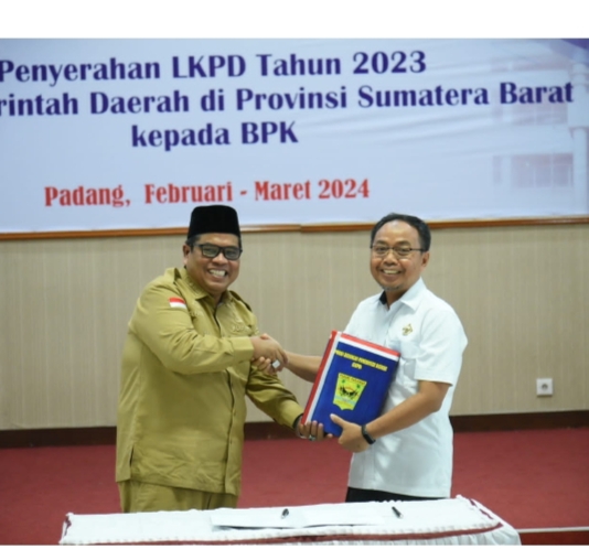 Targetkan WTP Ke-11, Bupati Suhatri Bur Serahkan LKPD Kabupaten Padang Pariaman Tahun 2023. (Foto: Dok.Istimewa)