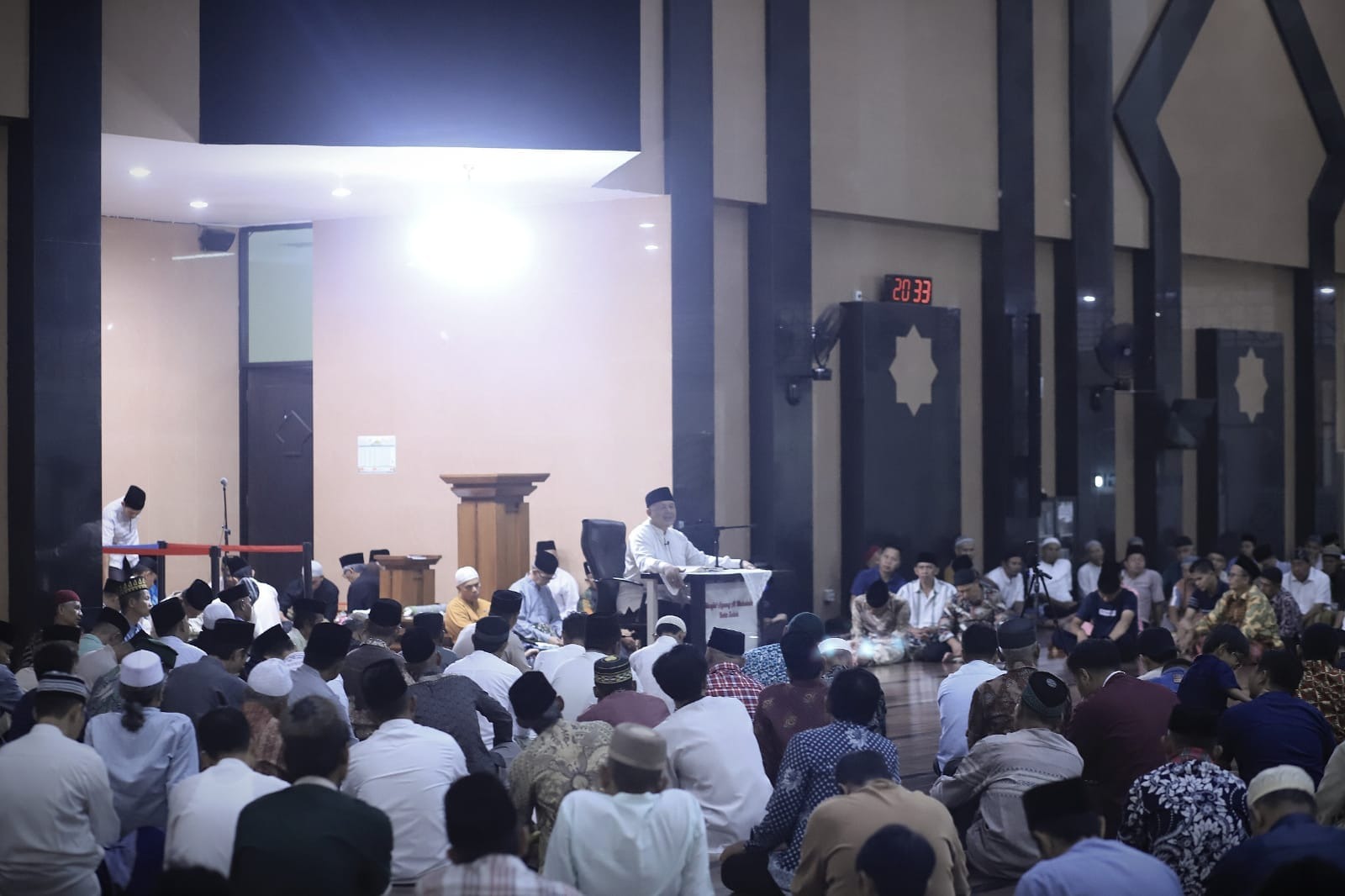 Wali Kota Solok Memberikan Tausiah di Masjid Agung Al-Muhsinin Mengusung Tema Setiap yang Bernyawa akan Merasakan Mati. (Foto: Dok.Istimewa)