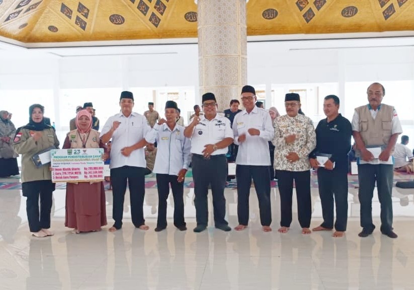 Bupati Padang Pariaman, Suhatri Bur, Menyerahkan Paket Ramadan Berkah untuk 2.184 Penerima Manfaat.
