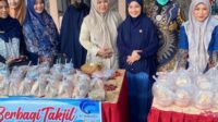 Semangat Ramadan, DWP Diskominfo Kota Solok Berbagi Kebahagiaan dengan Takjil Gratis
