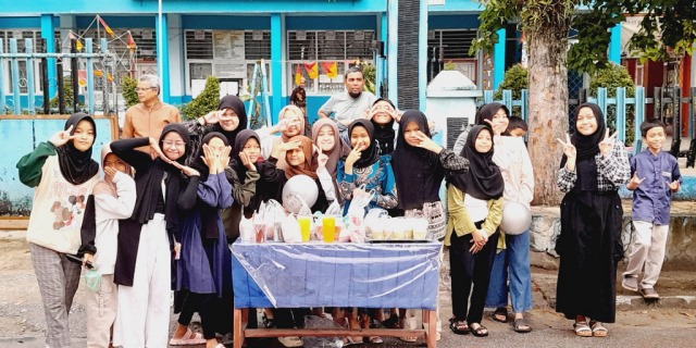 Peduli Sesama, Siswa SDN 03 Kampung Jawa Gelar Aksi Berbagi Takjil