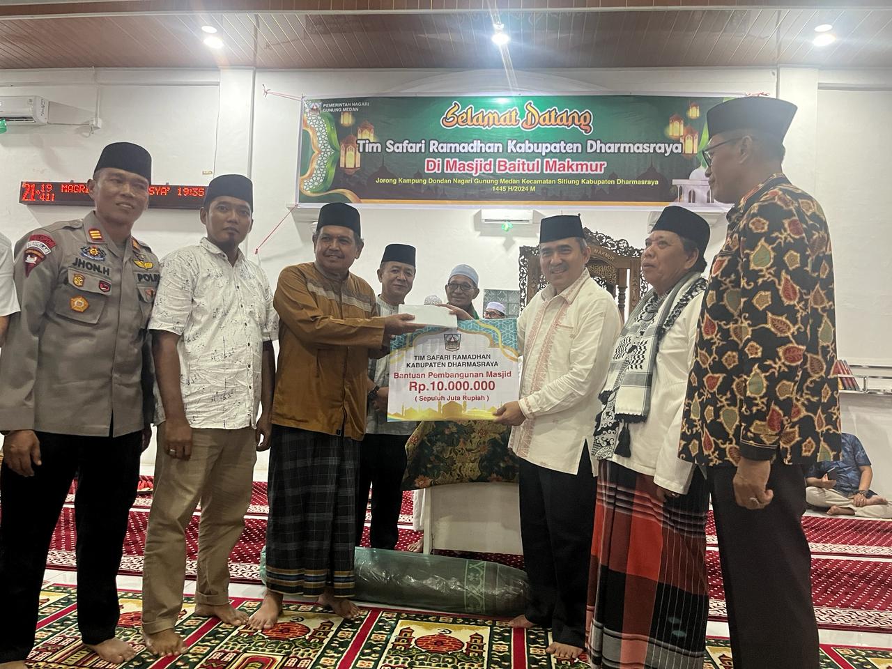 Safari Ramadhan Tim II DPRD Dharmasraya Santuni Masjid Baitul Makmur di Gunung Medan