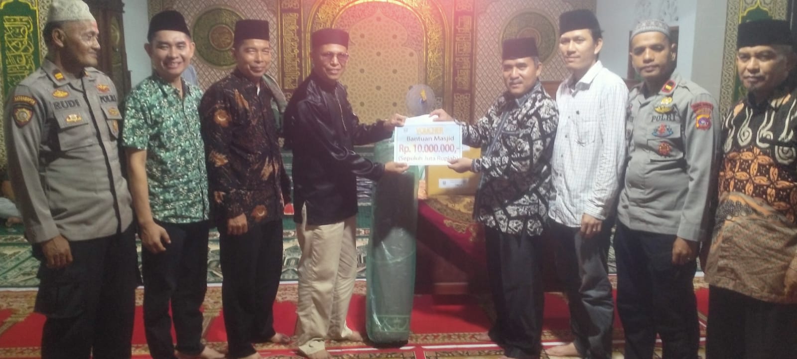 Anggota DPRD Purwanto dan Yulindo Santuni Masjid Ihsan Sialang Gaung dalam Safari Ramadhan ke-3