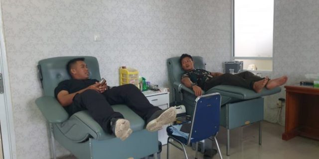 Personil Kodim 0309 Kota Solok Bantu Pasien yang Memerlukan Transfusi Darah