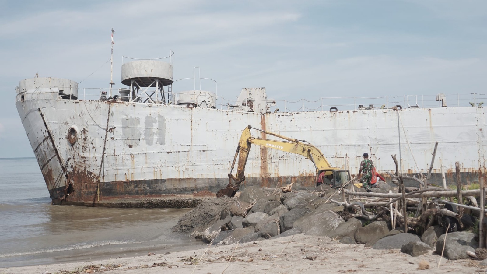 Proses Pembuatan Kanal untuk Menyelamatkan Bekas KRI Teluk Bone 511 Dimulai oleh Pemerintah Kota Pariaman