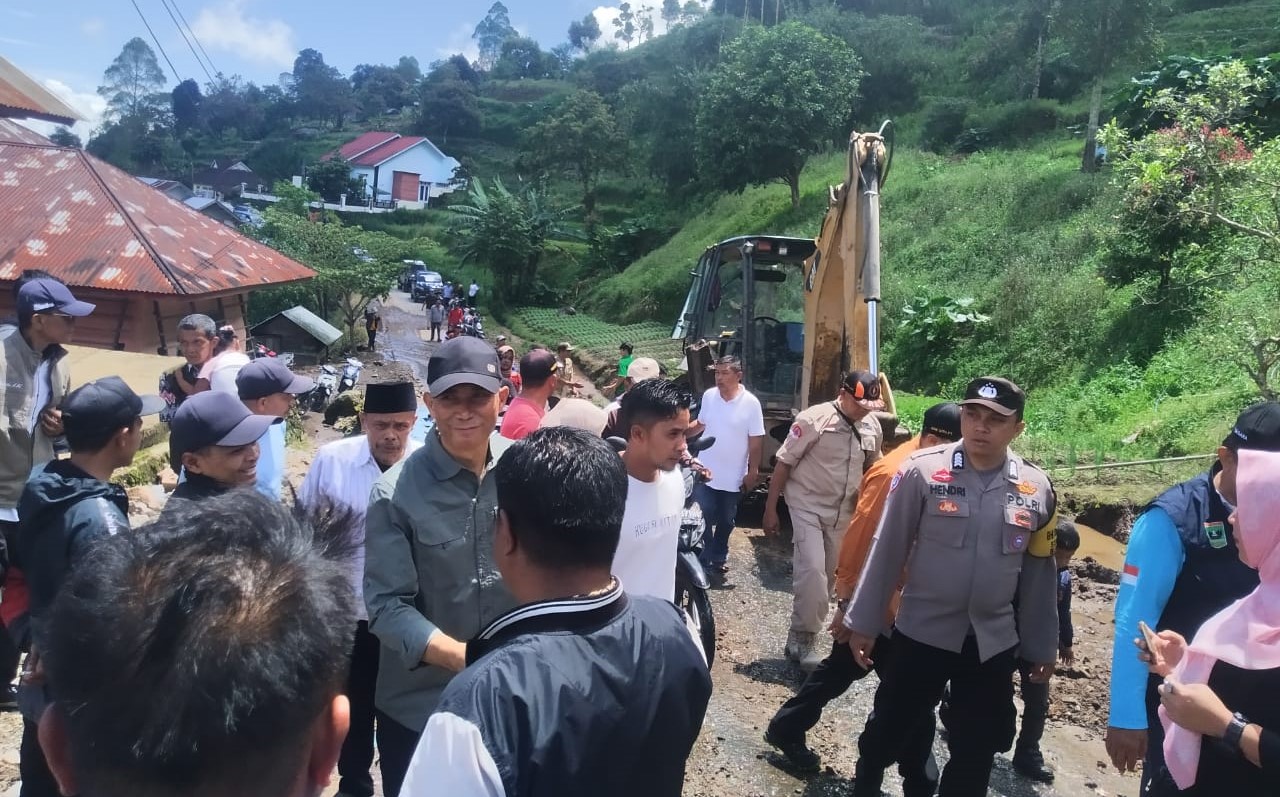 Sekda Kabupaten Solok Tinjau Lokasi Longsor di Kecamatan Lembang Jaya